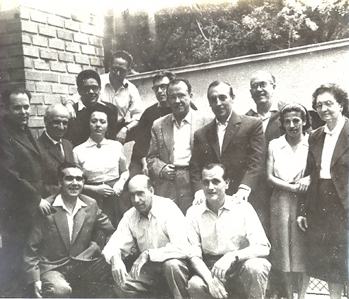Redacción de Radio España Independiente en 1964. En el centro Santiago Carrillo junto a Ramón Mendezona, aparecen también Jordi Solé Tura, Hidalgo de Cisneros, Josefina López, etc.